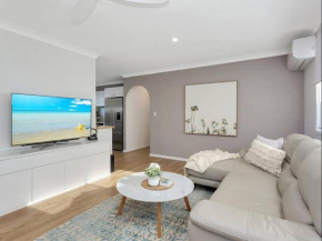 Luxurious 4-Bedroom Miami Oasis with Pool, Surfers Paradise